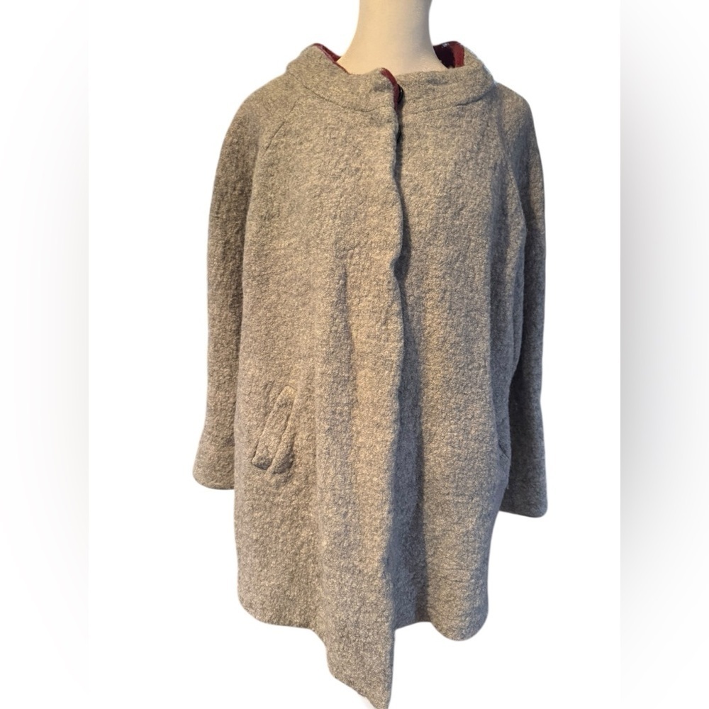 Women’s Tahari Wool blend coat in gray with burgundy accent at neck Size 2X